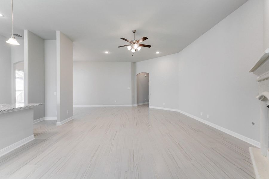 Spacious, unfurnished interior of a new home in Barton Creek Ranch, Conroe (Image 24).