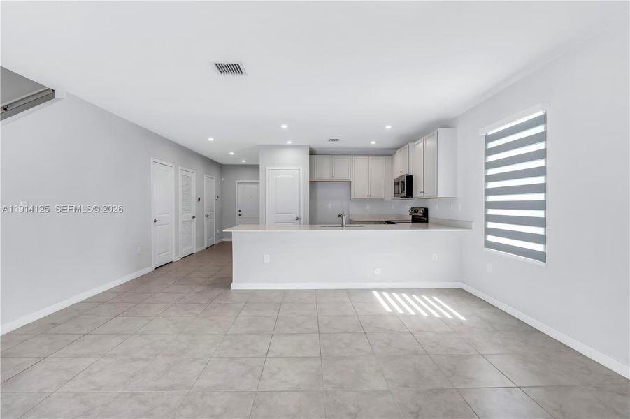 Spacious, unfurnished interior of a new home in , Florida City (Image 12).