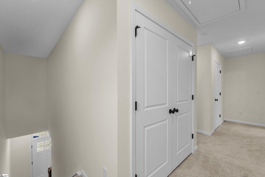 Spacious, unfurnished interior of a new home in Sedona, Greenville (Image 21).