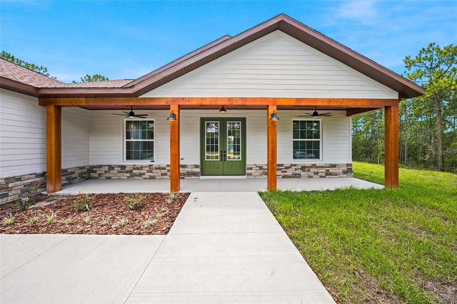 Exterior details and patio area of a home in , Dunnellon (Image 3).