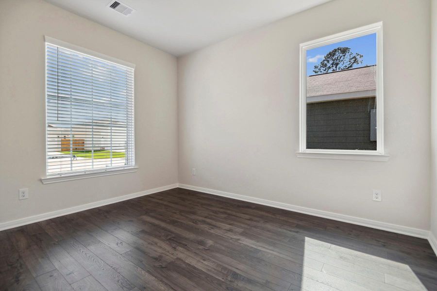 Spacious, unfurnished interior of a new home in Sweetwater Ridge, Conroe (Image 10).