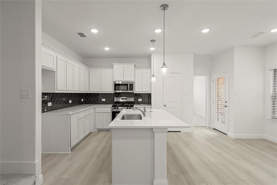 07_1072 Happy Holly, Lavon 07_1072 Happy Holly, Lavon