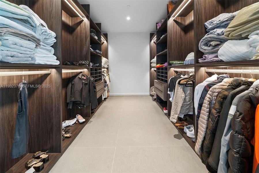 Close-up of interior finishes inside a home in , Hallandale Beach (Image 21).