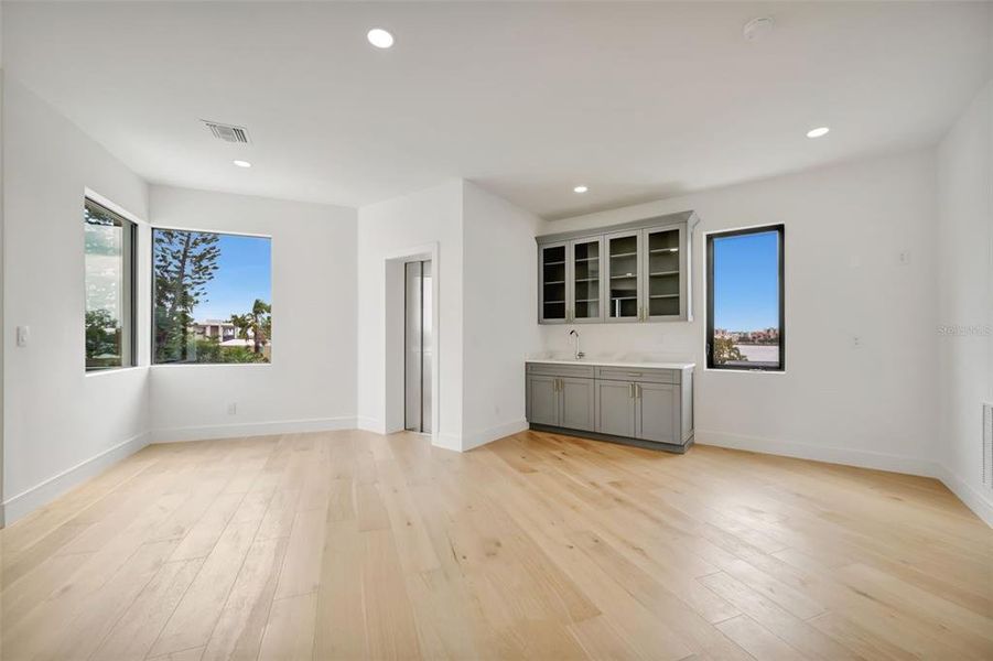 Spacious, unfurnished interior of a new home in , St. Petersburg (Image 56).