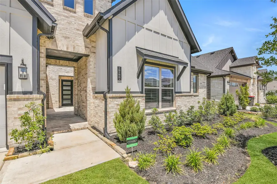 Upon entering the property, you are welcomed by a front courtyard. The HOA cuts and fertilizes all grass and blows out the courtyard, sidewalk and driveways. Upon entering the property, you are welcomed by a front courtyard. The HOA cuts and fertilizes all grass and blows out the courtyard, sidewalk and driveways.