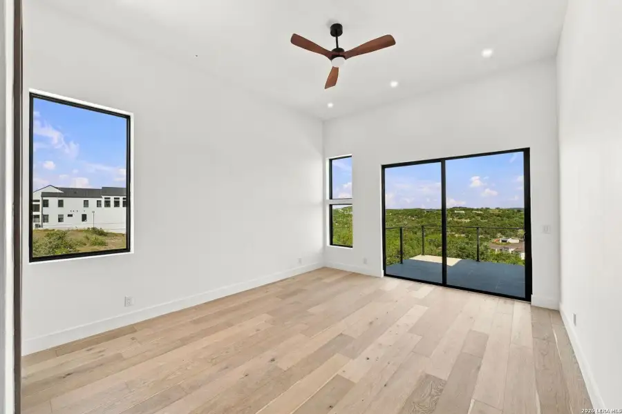 Spacious, unfurnished interior of a new home in , San Antonio (Image 101).