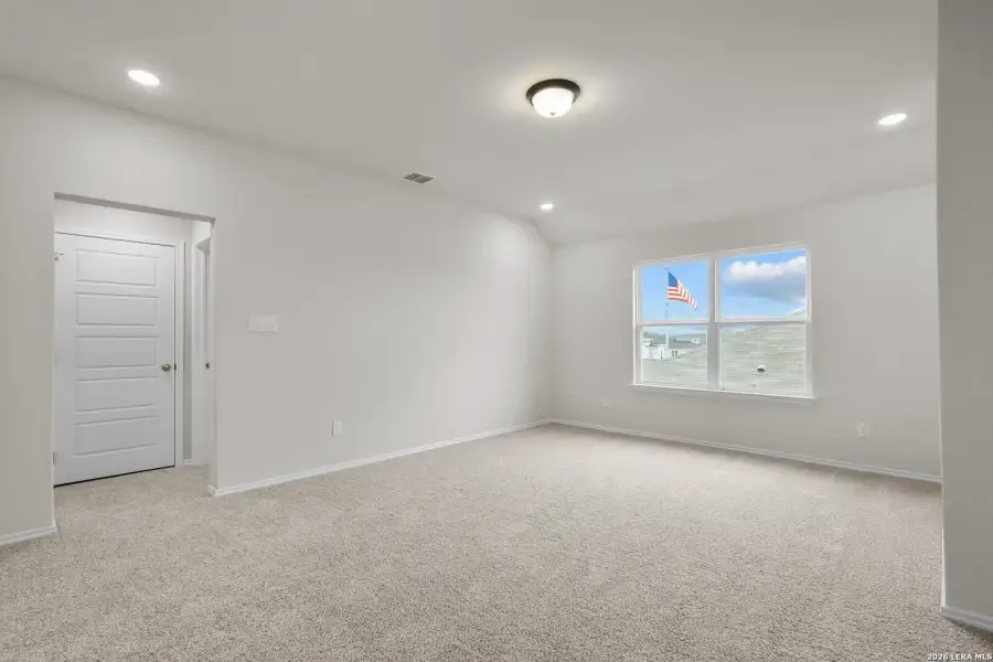 Spacious, unfurnished interior of a new home in Comanche Ridge, San Antonio (Image 30).