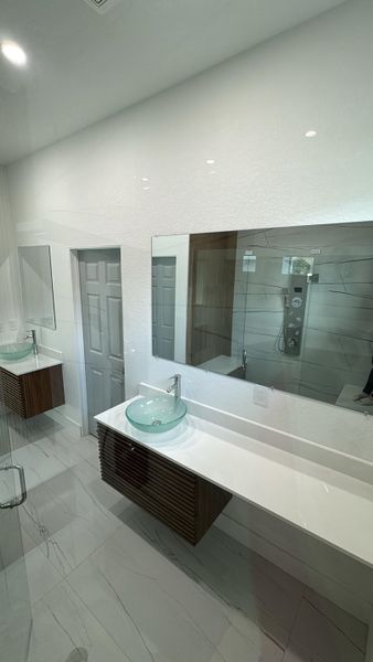 4FD85601-BF73-47E4-BA24-DA37E2336292