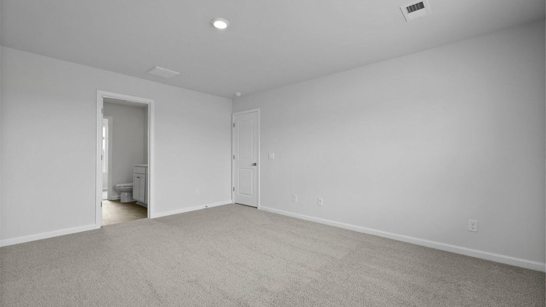 Spacious, unfurnished interior of a new home in Carolina Groves, Moncks Corner (Image 17).