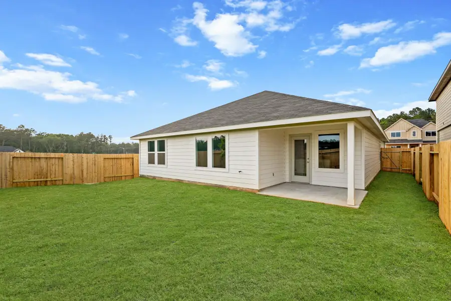 Exterior details and patio area of a home in Silverthorne, Conroe (Image 3).