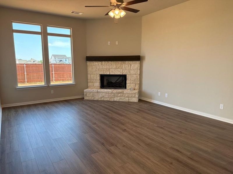 Spacious, unfurnished interior of a new home in Covenant Park, Springtown (Image 9).