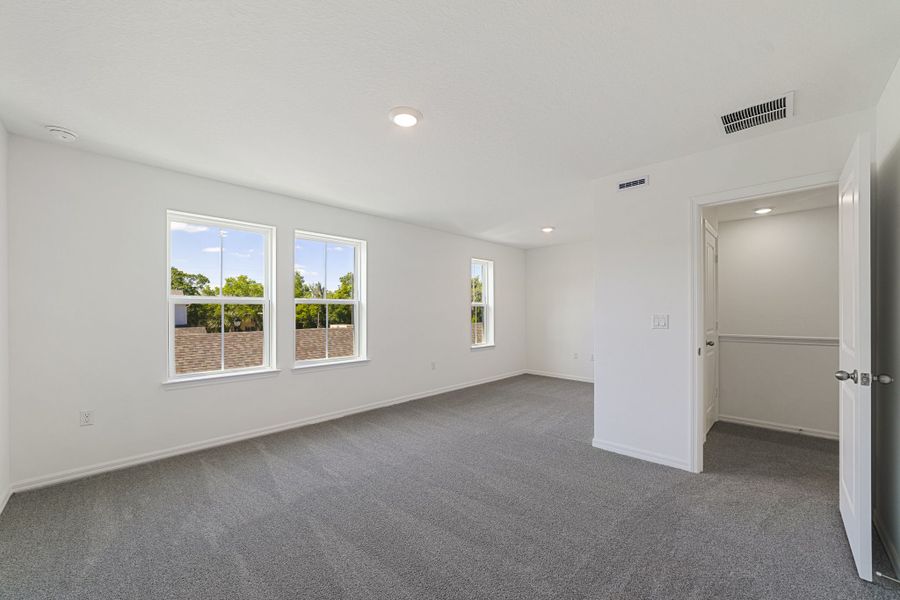 Spacious, unfurnished interior of a new home in Aulin Square, Oviedo (Image 23).
