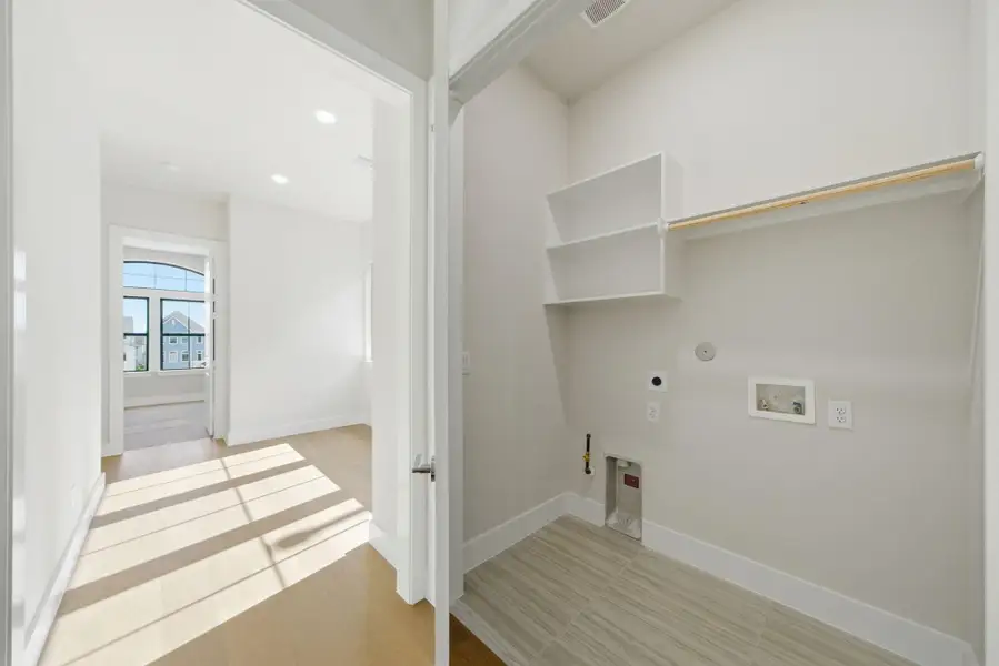 Spacious, unfurnished interior of a new home in Spring Valley Creek, Houston (Image 13).