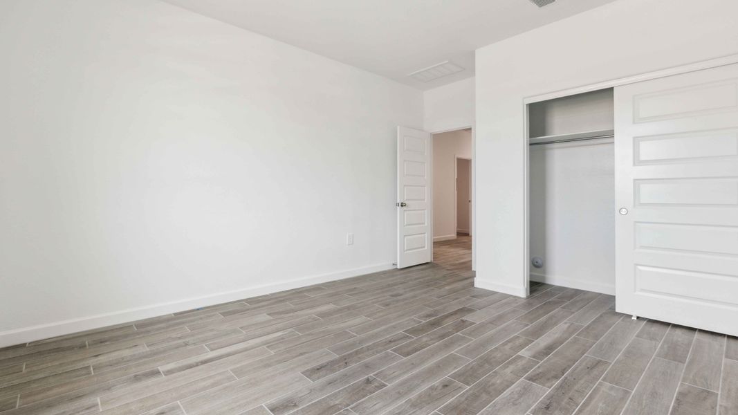 Spacious, unfurnished interior of a new home in Entrada Del Oro, Gold Canyon (Image 15).