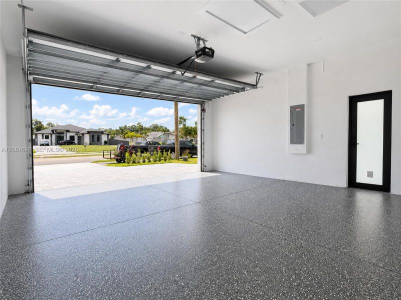 Spacious, unfurnished interior of a new home in , Cape Coral (Image 19).