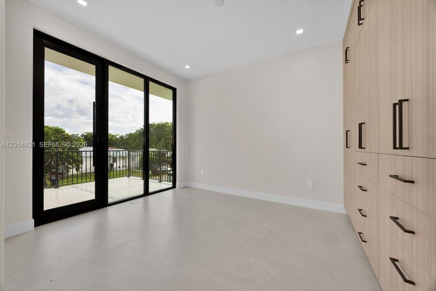 Spacious, unfurnished interior of a new home in , Miami (Image 24).