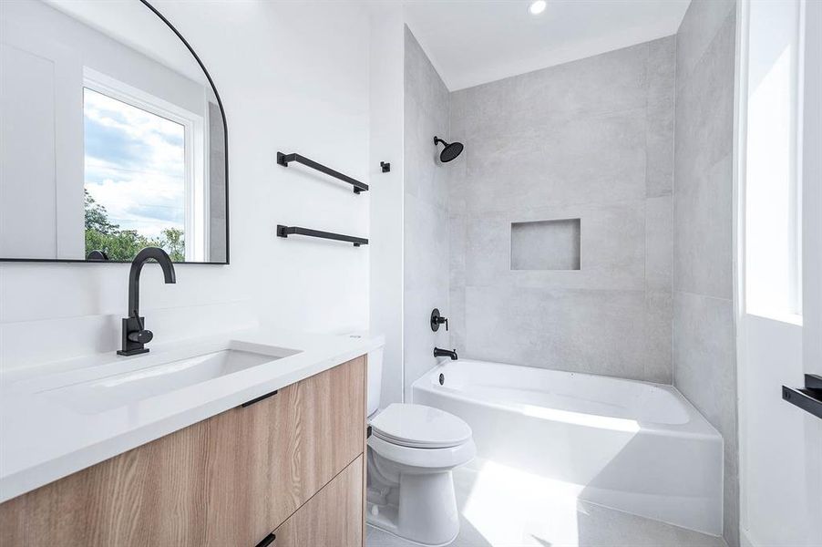 Chic Ensuite Bath with Modern Finishes