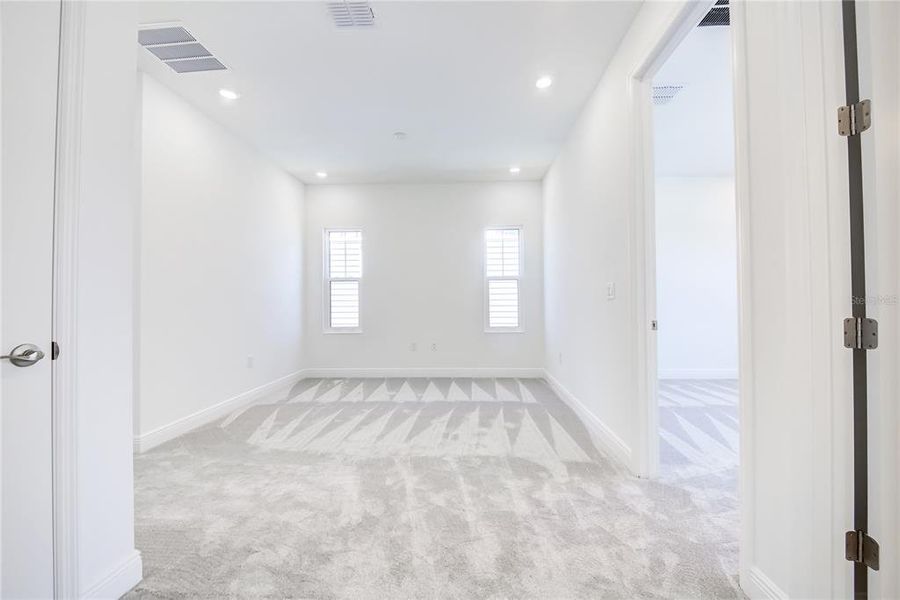 Spacious, unfurnished interior of a new home in Bungalow Walk at Lakewood Ranch, Sarasota (Image 30).