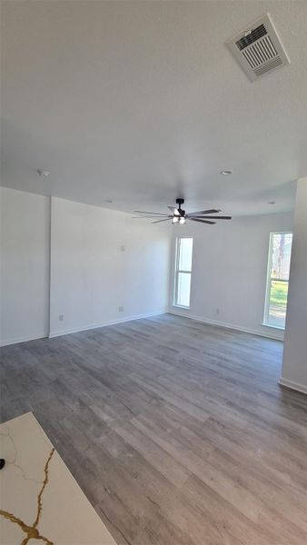 Spacious, unfurnished interior of a new home in , La Marque (Image 5).