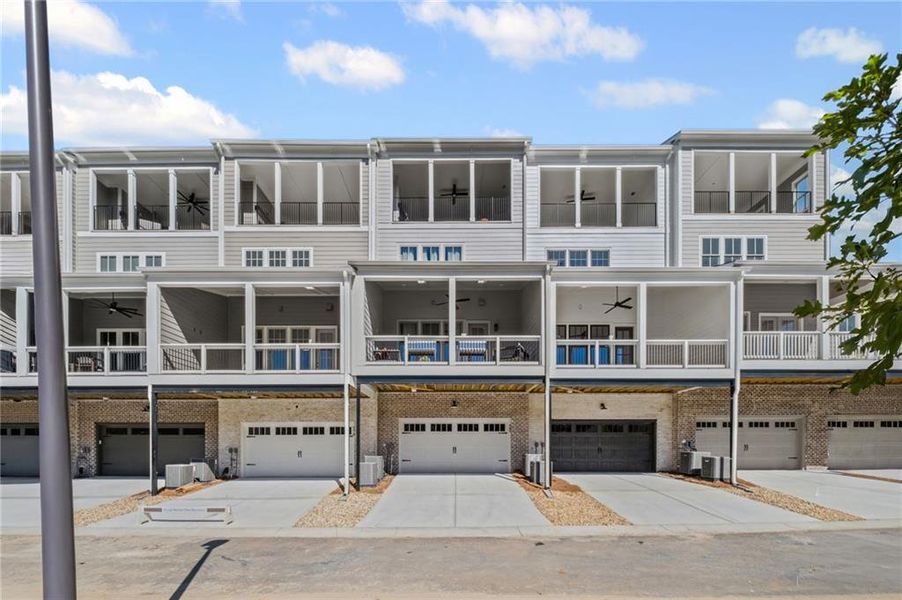 Condo located in Woodstock, GA showcasing its design and architecture (Image 5).