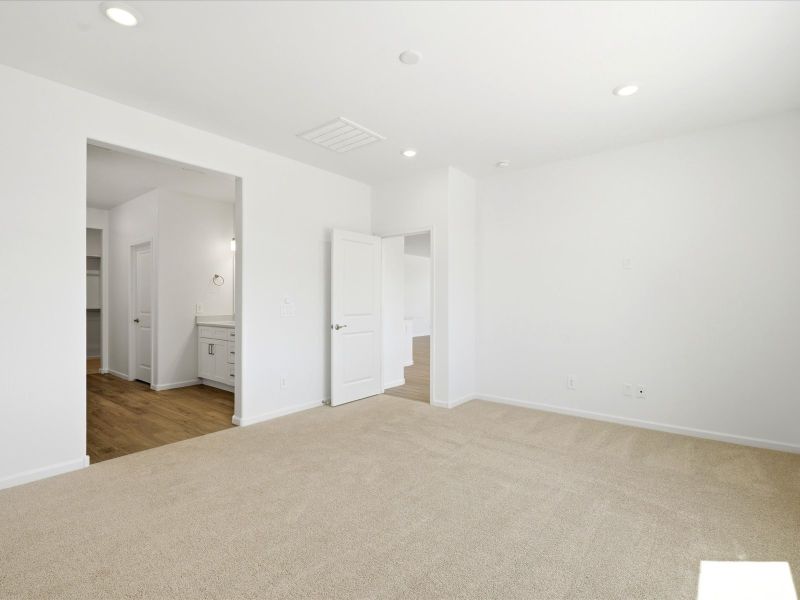 Spacious, unfurnished interior of a new home in Naranja Trails, Oro Valley (Image 11).