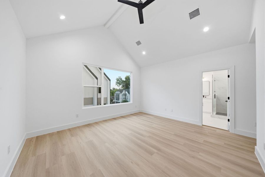 Spacious, unfurnished interior of a new home in , Houston (Image 43).