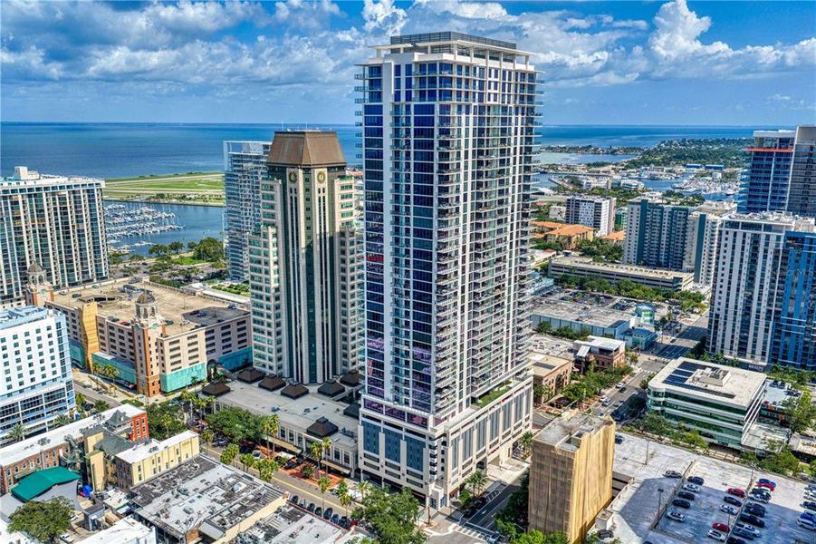 Condo located in St. Petersburg, FL showcasing its design and architecture (Image 4).