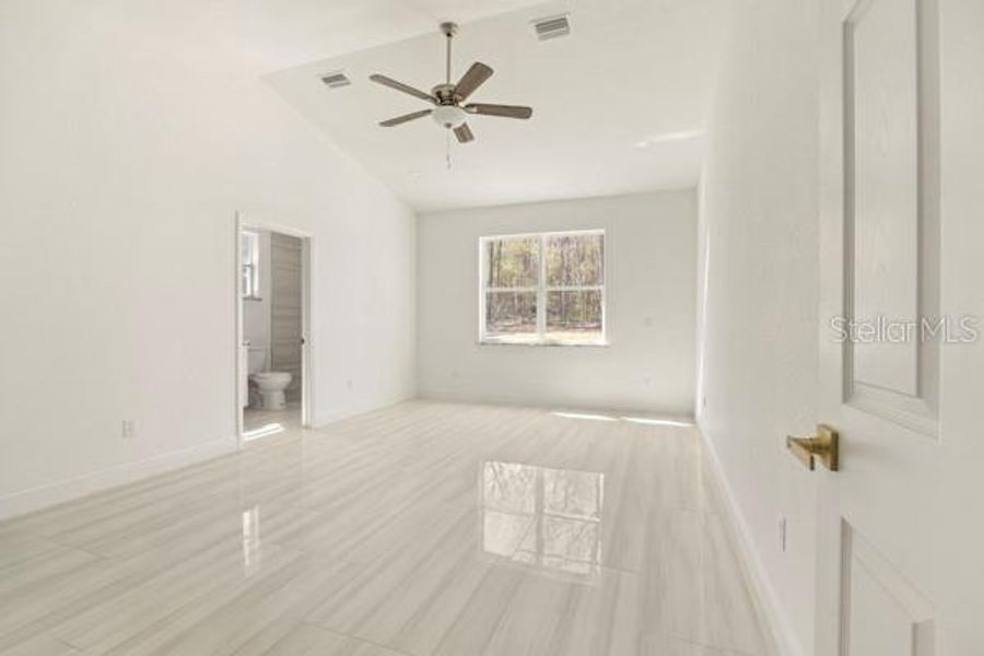 Spacious, unfurnished interior of a new home in , Ocala (Image 8).