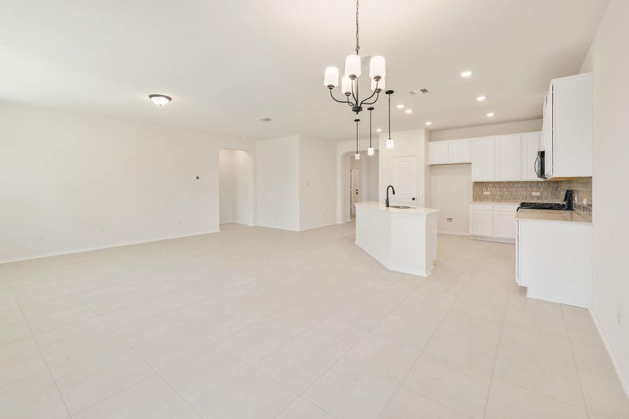 Spacious, unfurnished interior of a new home in River Bluff, Leander (Image 31).
