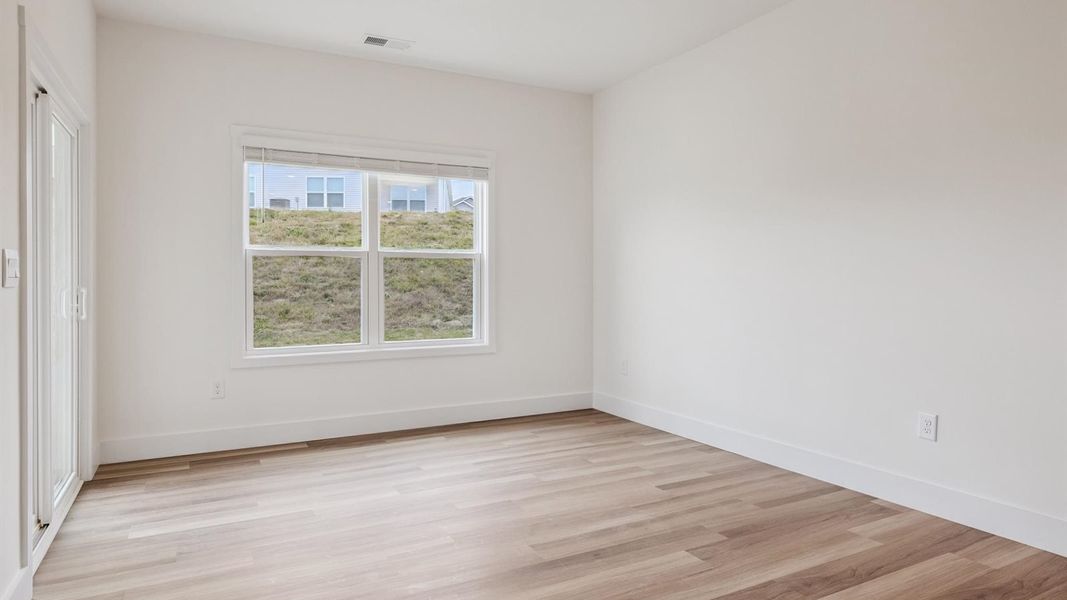 Spacious, unfurnished interior of a new home in Millstone Village, Morristown (Image 11).