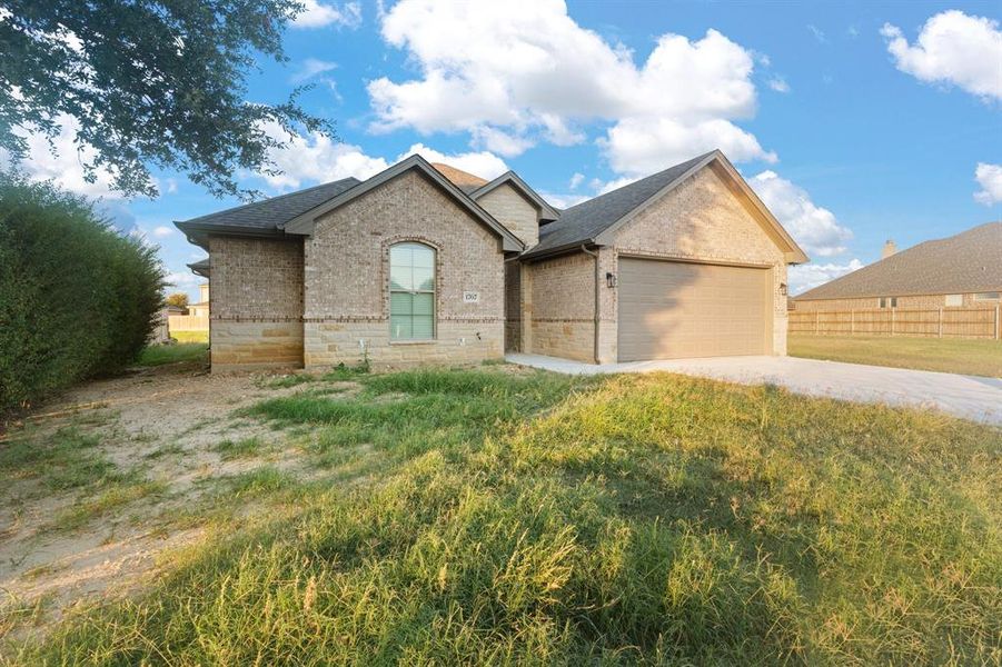 Exterior details and patio area of a home in , Cleburne (Image 3).