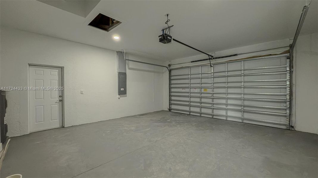 Spacious, unfurnished interior of a new home in , Lehigh Acres (Image 20).