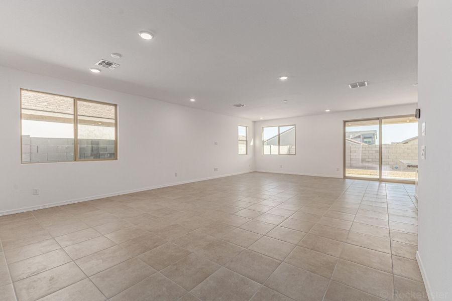 Spacious, unfurnished interior of a new home in Tyler Ranch, Buckeye (Image 10).