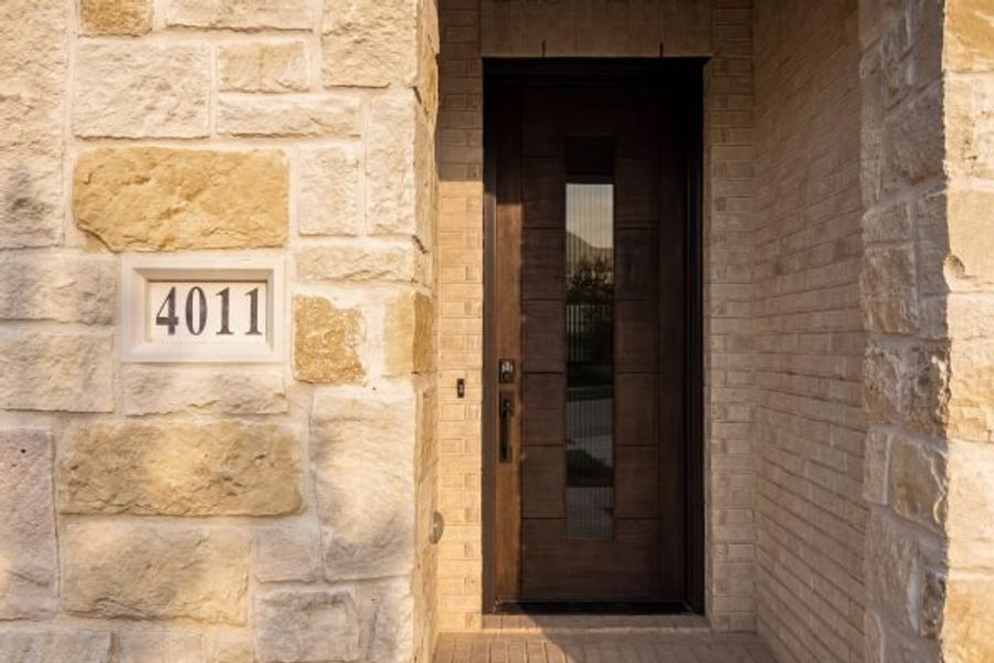Exterior details and patio area of a home in Heath Golf and Yacht Club, Heath (Image 3).