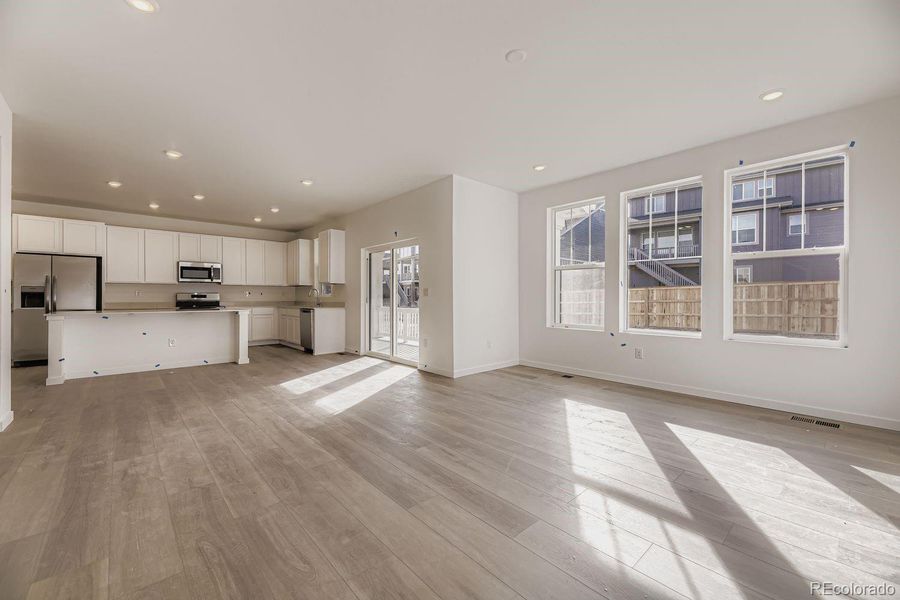 Spacious, unfurnished interior of a new home in Ken-Caryl Ranch: The Pioneer Collection, Littleton (Image 11).