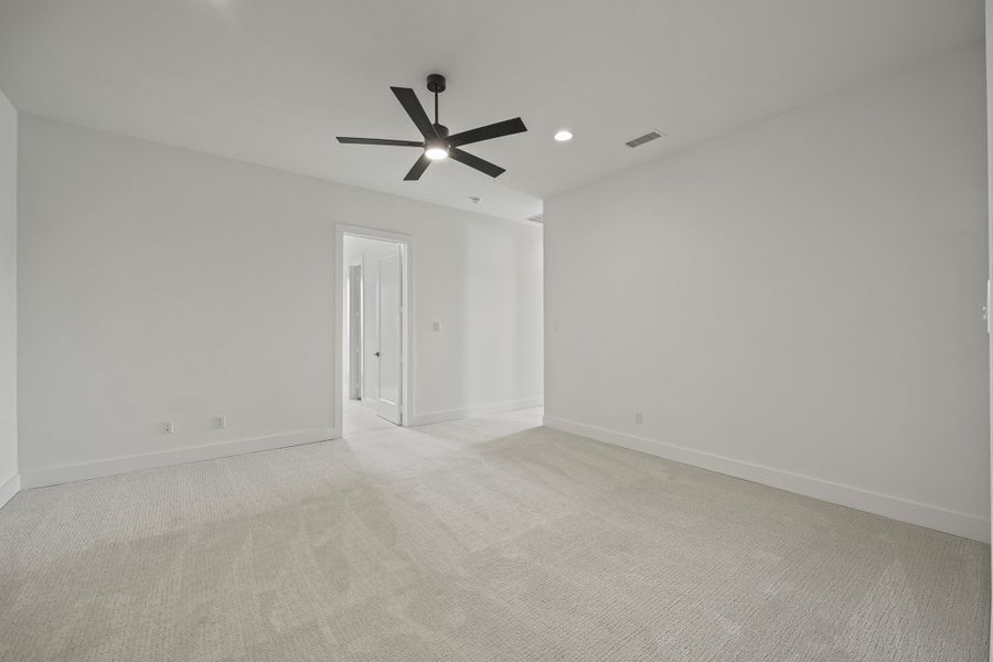 Spacious, unfurnished interior of a new home in Winding Creek, Rockwall (Image 30).