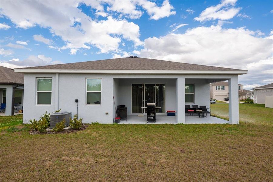 Exterior details and patio area of a home in North Park Isle, Plant City (Image 4).