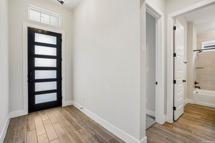 Spacious, unfurnished interior of a new home in Village at Three Oaks, Seguin (Image 17).