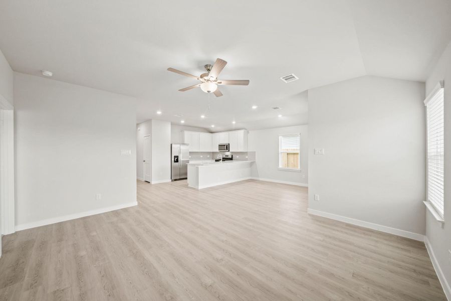 Spacious, unfurnished interior of a new home in Valor Park, Bay City (Image 14).