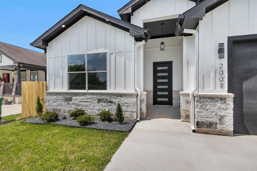 Exterior details and patio area of a home in , Houston (Image 3).