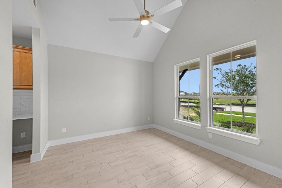 Spacious, unfurnished interior of a new home in Briarwood Crossing, Rosenberg (Image 27).