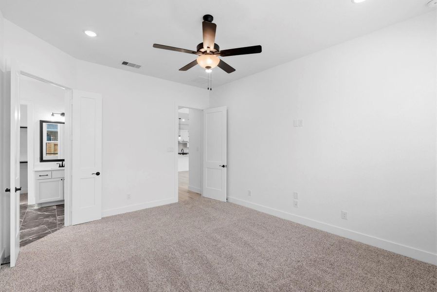 Spacious, unfurnished interior of a new home in Wood Leaf Reserve, Tomball (Image 14).
