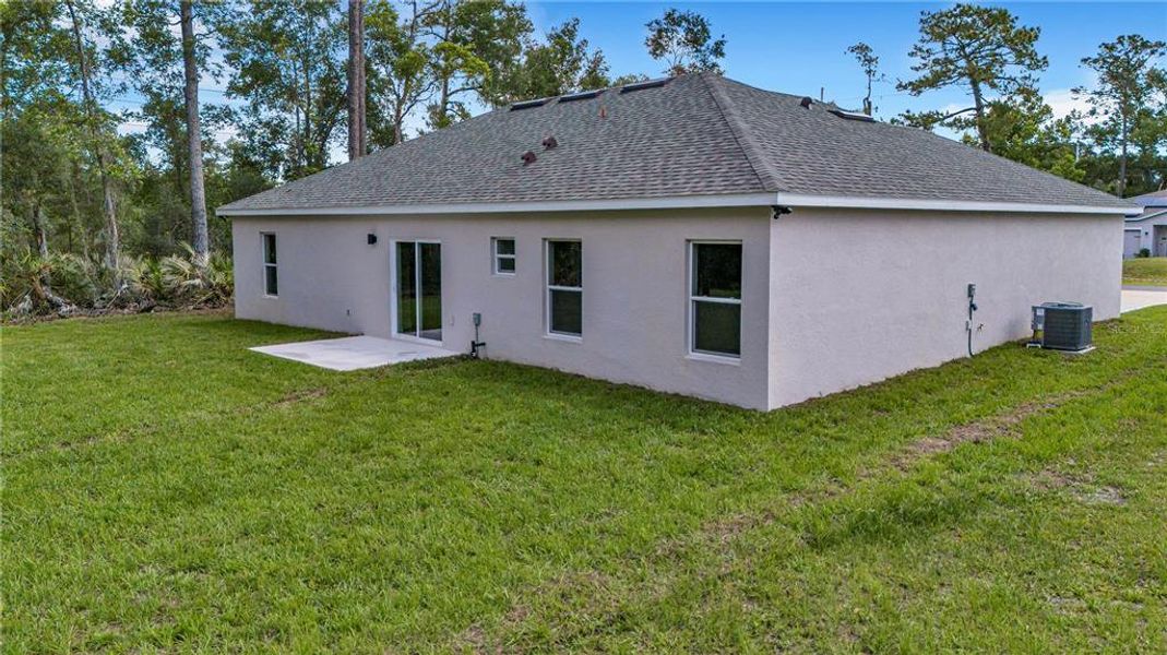 Exterior details and patio area of a home in , Deland (Image 3).