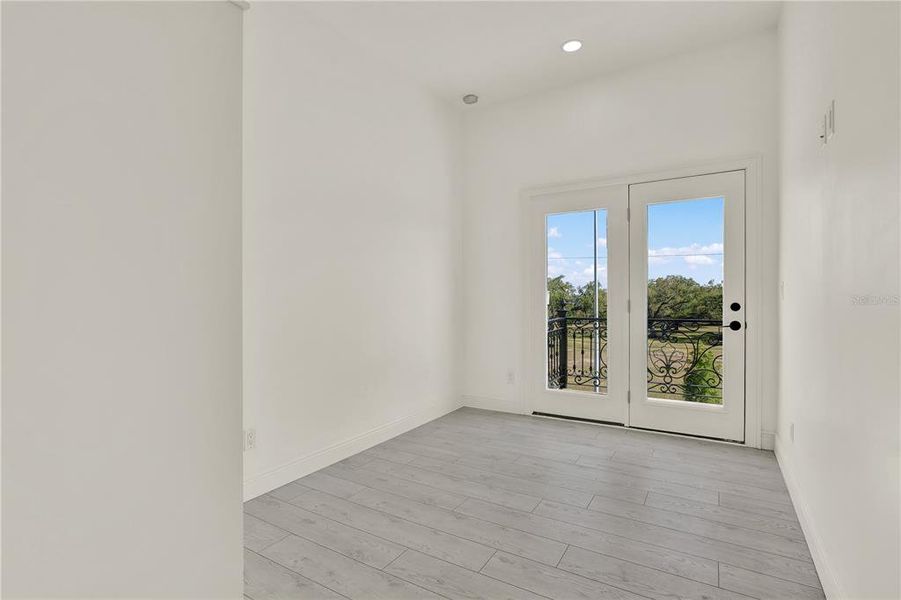 Spacious, unfurnished interior of a new home in , Tampa (Image 14).