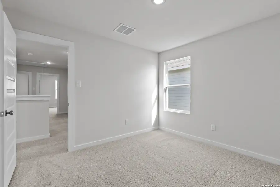 Spacious, unfurnished interior of a new home in Hacienda, San Antonio (Image 15).