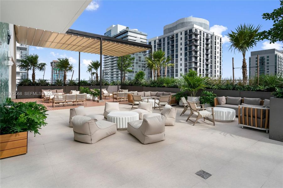 Condo located in Miami, FL showcasing its design and architecture (Image 25).