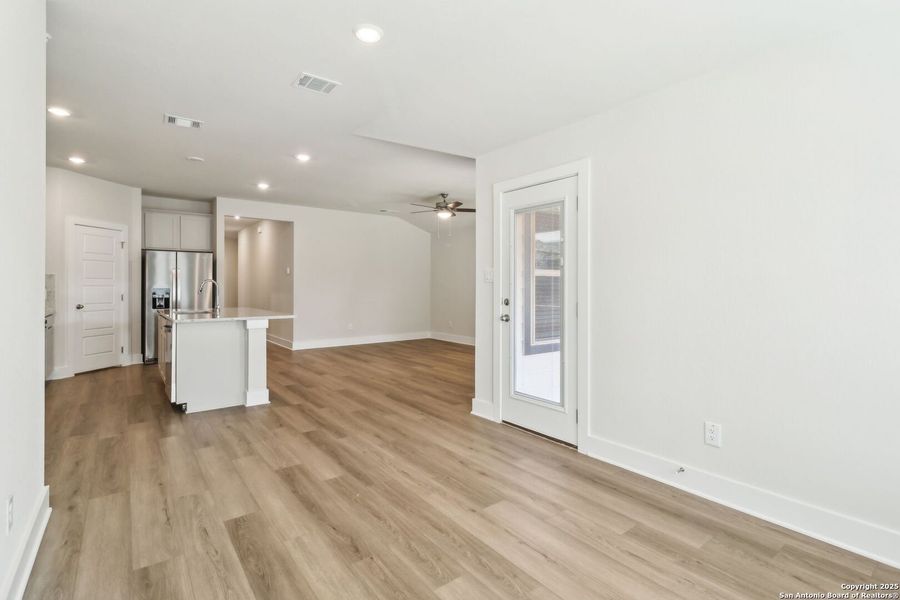 Spacious, unfurnished interior of a new home in Comanche Ridge, San Antonio (Image 19).