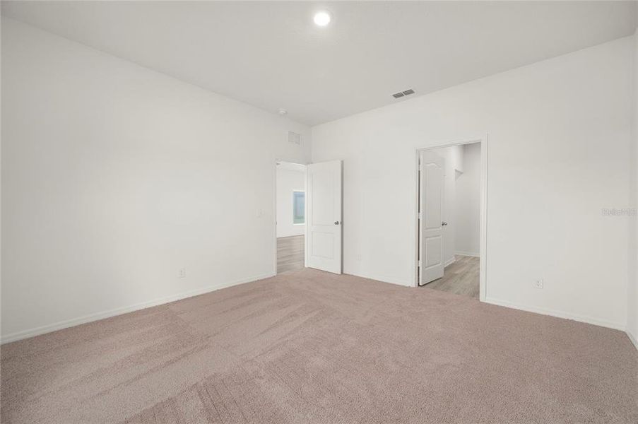 Spacious, unfurnished interior of a new home in Gum Lake Preserve, Lake Alfred (Image 18).