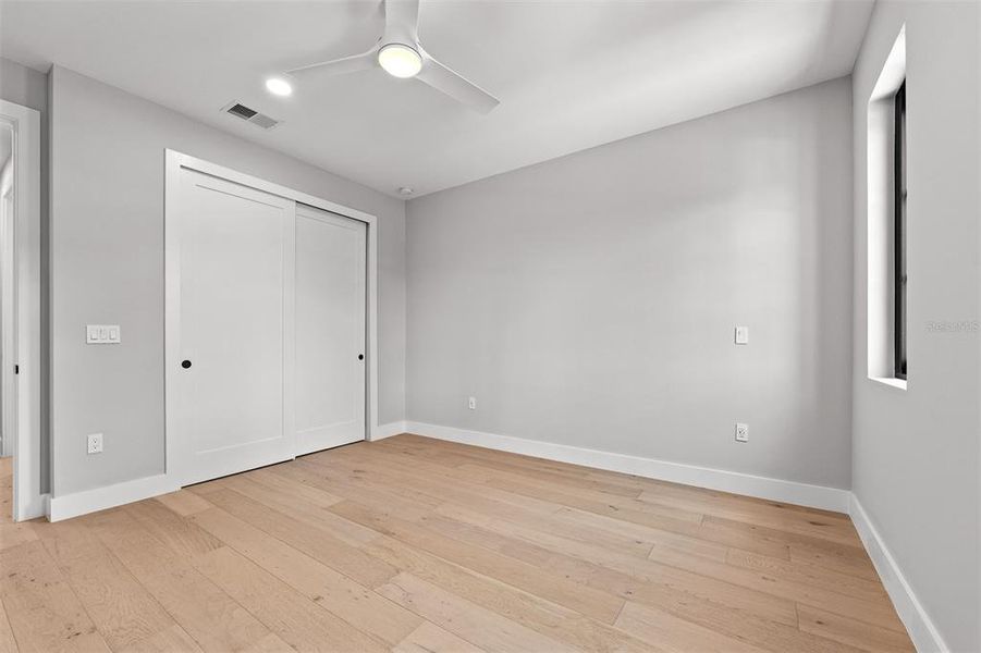 Spacious, unfurnished interior of a new home in College Park, Orlando (Image 23).