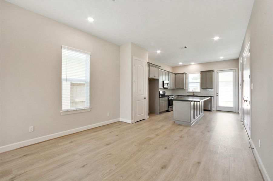 Spacious, unfurnished interior of a new home in Pearland Old Townsite, Pearland (Image 11).